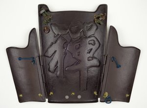 Brustplatte und zwei Seitenplatten einer fünfteilig scharnierten Yukinoshita-do Rüstung mit geprägtem Design des Zeichens für 