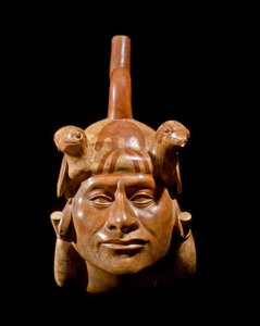 Präkolumbianische Kunst, Mochica-Kultur: anthropomorphes Gefäß, das das Gesicht eines Anführers darstellt von Moche Moche
