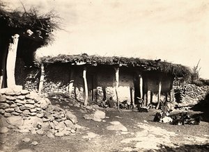 „Ein Imperium aufbauen“ im faschistischen Zeitalter: ein abessinisches Haus in Edmò, 09/05/1936 von Modestino Baldinetti