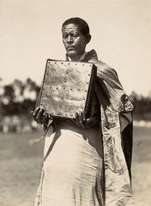 „Ein Imperium aufbauen“ im faschistischen Zeitalter: ein abessinischer Priester mit einem Evangelienbuch, 09/05/1936