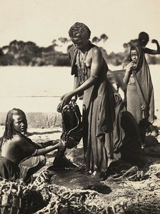„Ein Imperium aufbauen“ im faschistischen Zeitalter: Frauen des Beni-Amer-Stammes an einem Wasserbrunnen, 09/05/1936