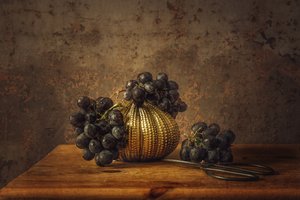 Elegante goldene Trauben-Stillleben
