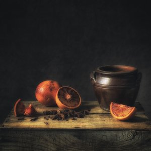 Stimmungsvolle Blutorangen und Gewürze