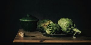 Stillleben mit Artischocken von Monique van Velzen
