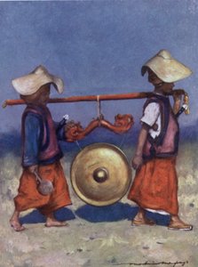 Shan-Träger, die einen Messinggong tragen