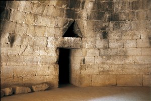 Mykene: Eingang zum Grab von Agamemnon, genannt „Schatzhaus des Atreus“: Stätte der antiken Stadt Mykene, Peloponnes, Griechenland von Mycenaean