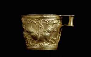 Mykenische Kunst: Goldbecher mit Stierrelief aus Vaphio, Mykenische Festung südlich von Sparta von Mycenaean