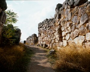 Mykenische Kunst: Zugang zur oberen Festung der mykenischen Zitadelle, Stadt Tiryns, um 1200 v. Chr. Griechenland von Mycenaean