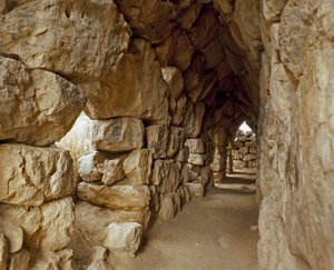 Mykenische Kunst: Überdachter Durchgang der mykenischen Zitadelle, Stadt Tiryns von Mycenaean