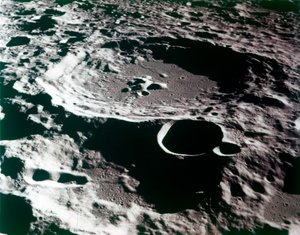 Nahaufnahme eines Kraters auf der Mondoberfläche