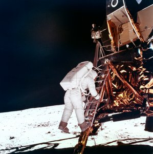 Edwin Buzz Aldrin steigt die Leiter des Mondmoduls hinab, um auf dem Mond zu gehen, 1969 von NASA Images