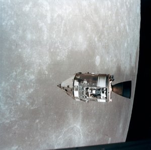 Die Apollo 15 Kommando- und Servicemodule im Mondorbit, 1971 von NASA Images