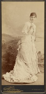 Unbekannte Frau in langem, elegantem weißen Kleid, stehend von Napoleon Sarony
