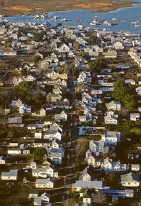 Luftaufnahme von Häusern entlang der King Street, der Siedlungsachse von Tangier Island