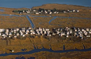 Luftaufnahme von Häusern entlang der King Street, der Siedlungsachse von Tangier Island von Nathan Benn