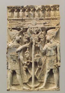 Möbelplakette, hochreliefgeschnitzt mit zwei ägyptisierenden Figuren, die einen Volutenbaum flankieren, ca. 9.-8. Jahrhundert v. Chr. (Elfenbein)