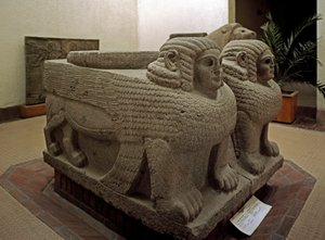 Neohittitische Kunst: Basaltsäulenbasis mit Sphinxdekor von Neo Hittite