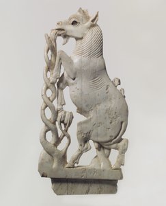 Durchbrochene Möbelplakette mit einem sich aufbäumenden Ziegenbock, ca. 9.-8. Jahrhundert v. Chr.