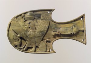 Pferdeblinker mit Relief einer sitzenden Sphinx, ca. 8. Jahrhundert v. Chr. von Neo Assyrian Neo Assyrian