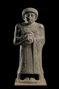 Sumerische Kunst: Detail der Statue von Gudea, Prinz von Lagash, bekannt als „mit der sprudelnden Vase“