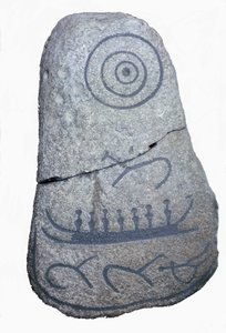 Ein Schiff zieht auf einem Runenstein, ein Fresko aus der Jungsteinzeit. Nationalmuseum Kopenhagen, Dänemark. von Neolithic Neolithic