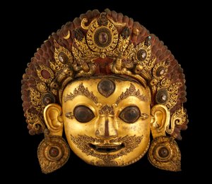 Kopf von Bhairava, ca. 16. Jahrhundert (bemaltes vergoldetes Kupfer und Bergkristall)