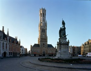 Ansicht des Glockenturms, der Halle und des Hauptplatzes