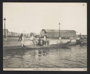 Gondel an einem Steg bei der Ponte della Paglia in Venedig