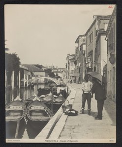 Gondeln auf dem Canale di Ognissanti in Venedig