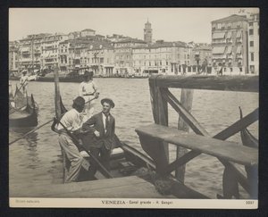 Junger Mann auf einer Gondel in Venedig