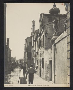 Kai entlang der Chiesa di San Barnaba in Venedig