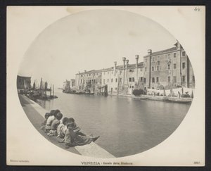 Kinder am Kai entlang eines Kanals in Venedig von Neue Photographische Gesellschaft
