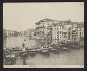 Prozession über eine Pontonbrücke auf dem Canal Grande in Venedig während des Festa del Redentore