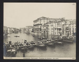 Prozession über eine Pontonbrücke auf dem Canal Grande in Venedig während des Festa del Redentore