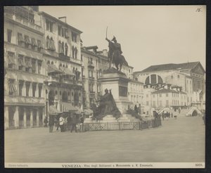 Riva degli Schiavoni te Venetië, met een ruiterstandbeeld van Victor Emanuel II van Italië