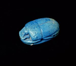 Skarabäus aus einer Mumie, aus Theben