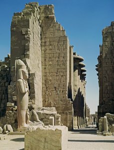 Ansicht des Großen Hofes, der Eingang zur Hypostylhalle und eine Statue von Ramses II. (ca. 1279-1213 v. Chr.) im Tempel von Amun