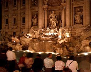 Ansicht des Trevi-Brunnens bei Nacht, erbaut 1732-62
