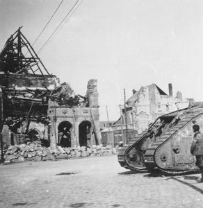Britischer Panzer vor zerstörten Gebäuden, Peronne, Frankreich, Erster Weltkrieg