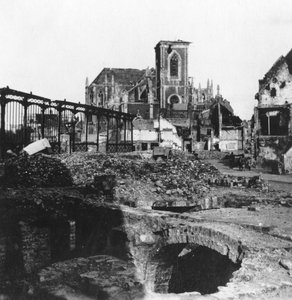 Beschädigte Außenansicht der Kirche St. Vaast, Armentières, Frankreich, Erster Weltkrieg, ca. 1914-1918