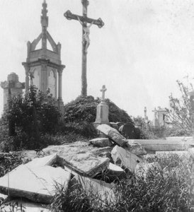 Beschädigte Gräber, alter Gemeindefriedhof, Ypern, Belgien, Erster Weltkrieg, um 1914-1918 von Nightingale and Co