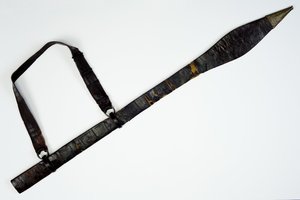 Scheide (geprägtes Leder, Stoff, Messing & Eisen)