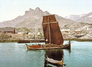 Nordland-Boot mit einer Ladung Holz, Norwegen