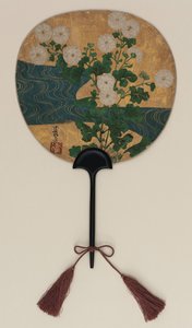 Fächer; auf der einen Seite Narihira und der Pilger; auf der anderen Chrysanthemen und ein Bach, Edo-Periode, spätes 17. - frühes 18. Jahrhundert