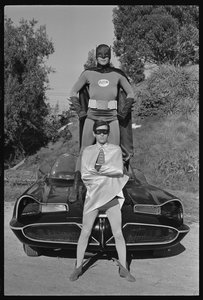 Batman und Robin und Batmobil am Set der 