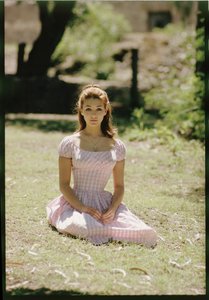 Christine Kaufmann auf dem Gras