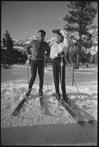 Janet Leigh und Tony Curtis auf Skiern bei den Olympischen Winterspielen, Squaw Valley, Kalifornien von Orlando Suero