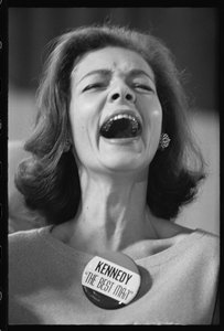 Lauren Bacall trägt einen 