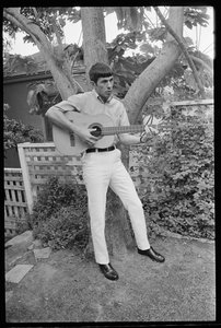 Leonard Nimoy spielt Gitarre von Orlando Suero