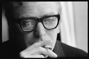 Michael Caine raucht von Orlando Suero